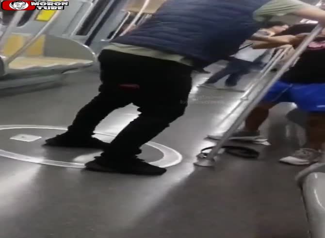 Video :After assaulting girls in the metro, a jerk gets disciplined